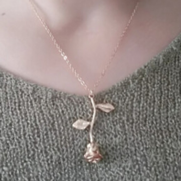 Jewelry - 🍁4/$25🍁 New Rose Gold Rose Necklace